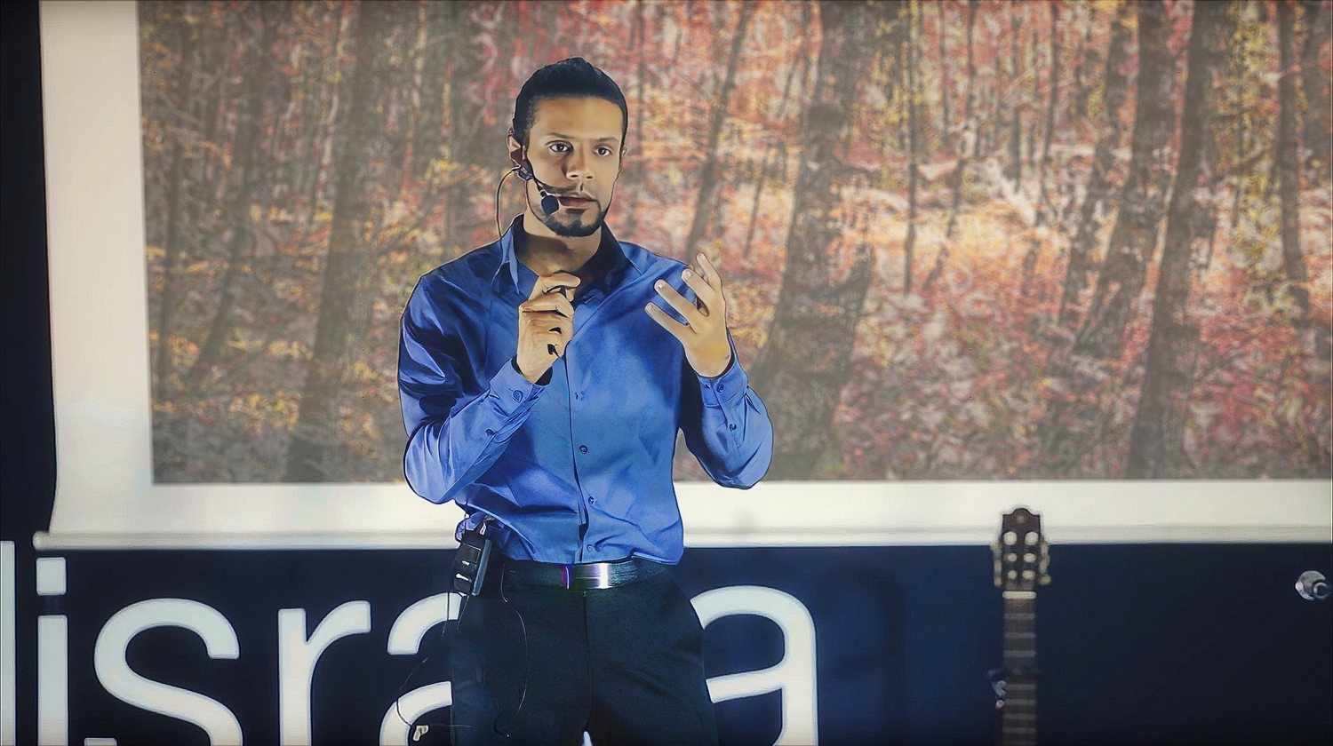 Nizar Bredan sur la scène TEDx Misrata